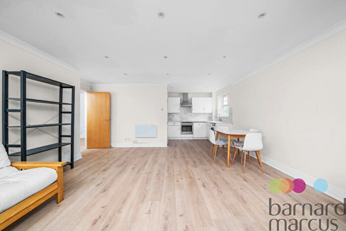 2 Bedroom Apartment To Rent In Woodside Lane, London, N12