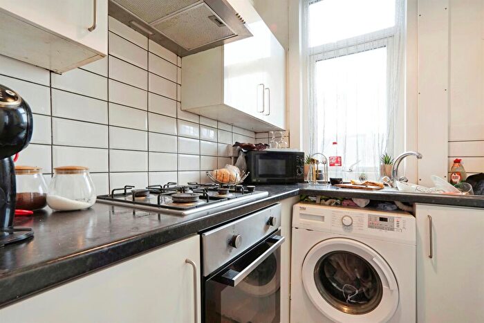 2 Bedroom Terraced House For Sale In Ashton Mount, Leeds, LS8