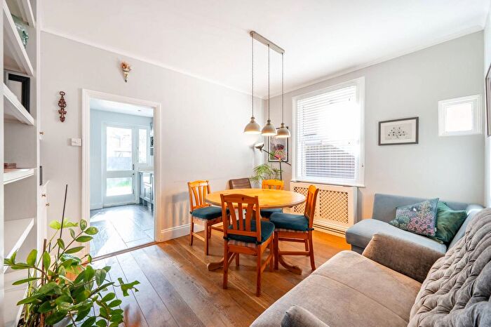 2 Bedroom Flat To Rent In Temple Road, Cricklewood, London, NW2