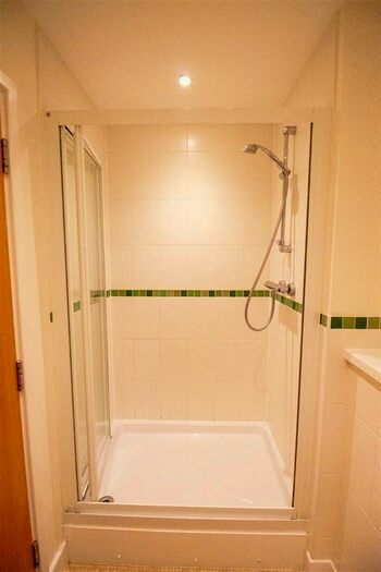 2 Bedroom Flat To Rent In Large Flat With Garage | Highbank, H. Heath, RH16