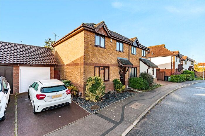 3 Bedroom Semi Detached House For Sale In Sutherland Place, Wickford, Essex, SS12