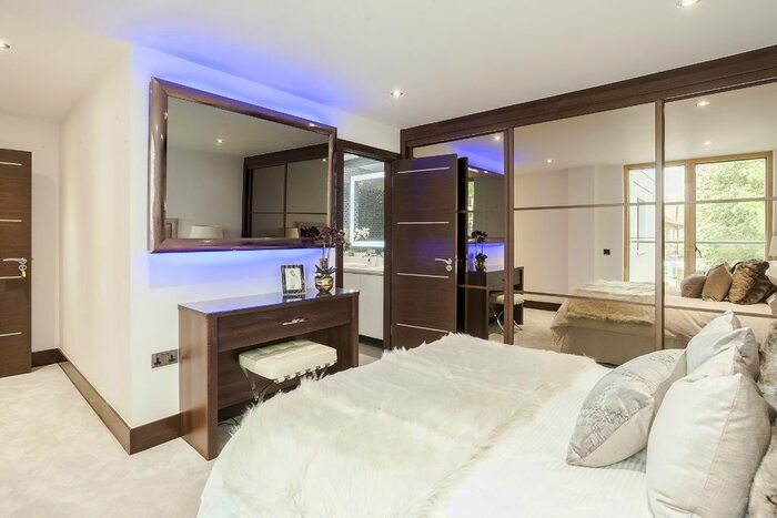 2 Bedroom Flat To Rent In Flat, London, E18