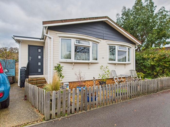 2 Bedroom Park Home For Sale In First Avenue, Reading, RG7