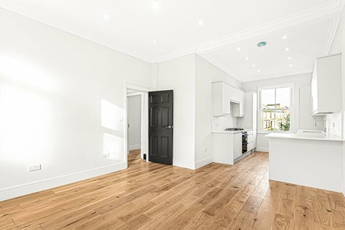4 Bedroom Flat To Rent In Amhurst Road, Stoke Newington, N16