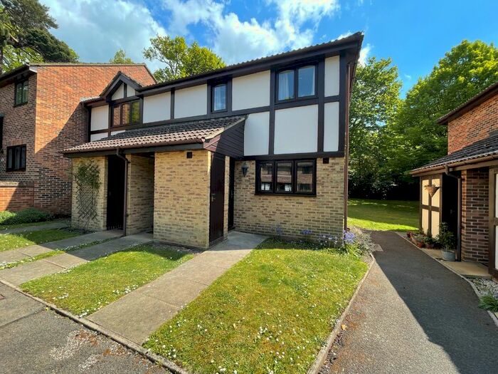 1 Bedroom Flat To Rent In Heathbridge, Brooklands Road, Weybridge, KT13