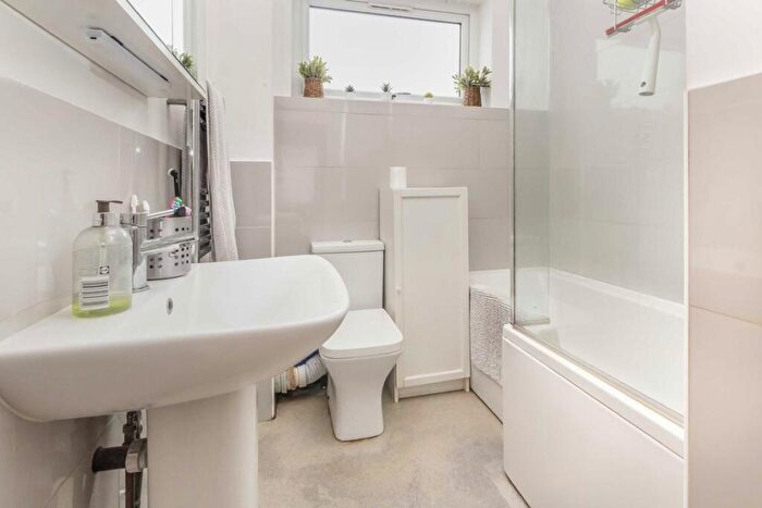 2 Bedroom Flat To Rent In Bonner Hill Road, Kingston Upon Thames, KT1