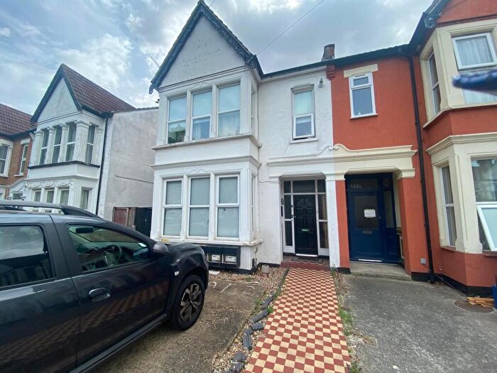 1 Bedroom Flat To Rent In Westcliff On Sea, Essex, SS0