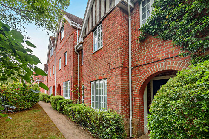 5 Bedroom Terraced House For Sale In London Road, Hook, RG27