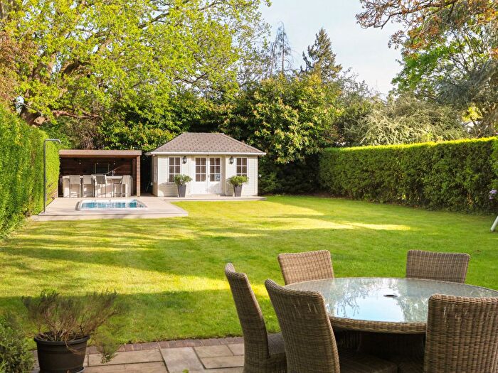 4 Bedroom Detached House For Sale In Menin Way, Farnham, GU9