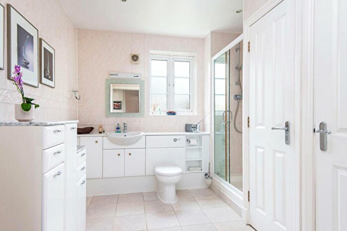 2 Bedroom Apartment For Sale In Voysey Close, Finchley, N3