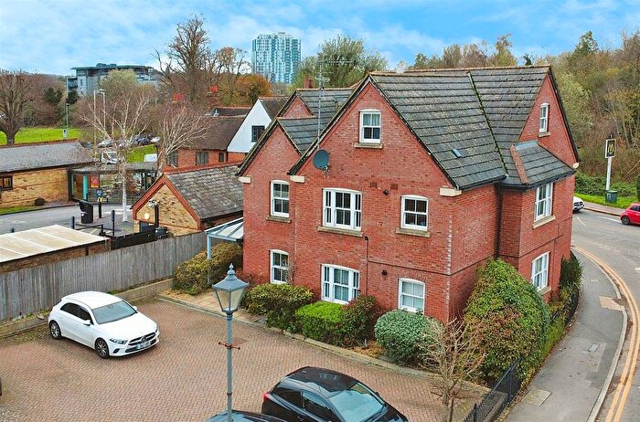 2 Bedroom Flat For Sale In Featherbed Lane, Apsley, HP3