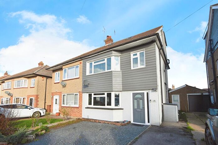 5 Bedroom Semi-Detached House For Sale In Langdale Gardens, Chelmsford, CM2