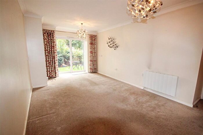 2 Bedroom Apartment For Sale In Warwick Avenue, Bedford, Bedfordshire, MK40