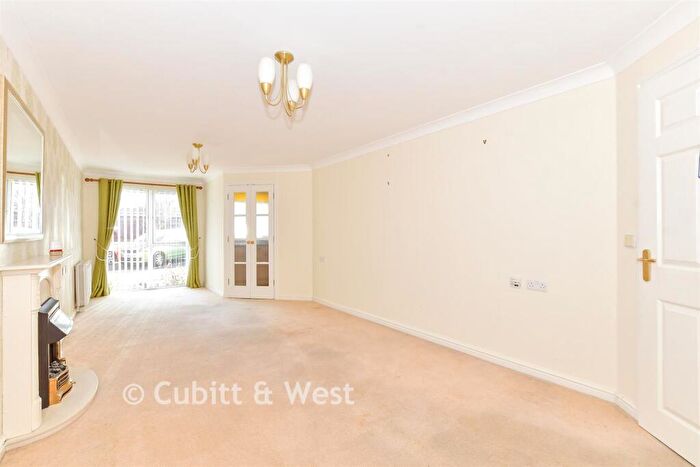 1 Bedroom Flat For Sale In Anchorage Court, Marine Parade East, Lee-On-The-Solent, Hampshire, PO13