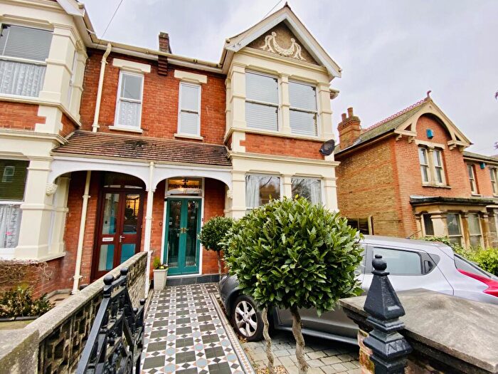 3 Bedroom Semi Detached House For Sale In Crown Hill, Rayleigh, SS6