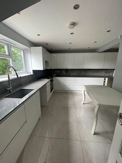 3 Bedroom Semi-Detached House To Rent In Enfield, EN2