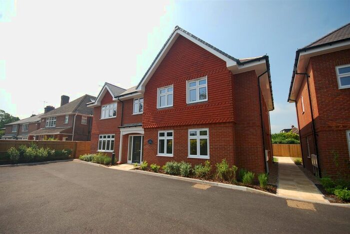 2 Bedroom Flat To Rent In Lionel Avenue, Wendover, Aylesbury, HP22