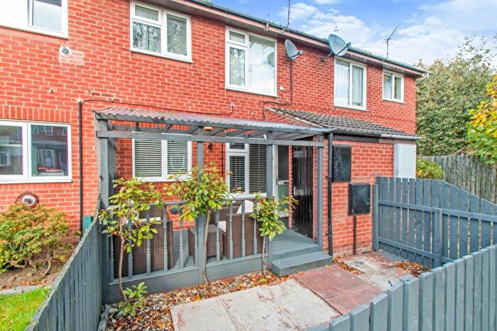 1 Bedroom Apartment For Sale In Elmton Close, Leeds, West Yorkshire, LS10