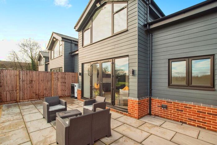 3 Bedroom End Of Terrace House For Sale In Shantock Lane, Bovingdon, Hemel Hempstead, HP3