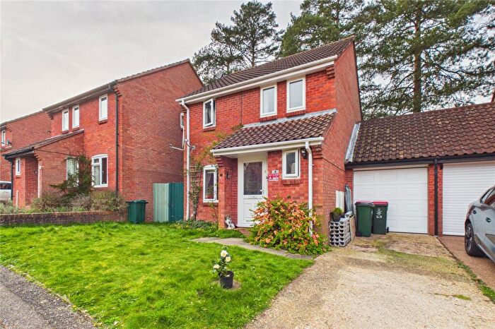 3 Bedroom Link Detached House For Sale In The Acorns, Broadfield, Crawley, West Sussex, RH11