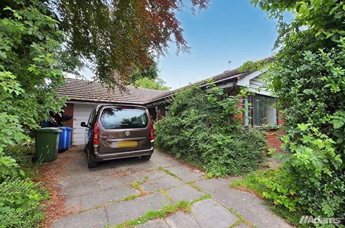 3 Bedroom Bungalow For Sale In Wythburn Grove, Beechwood, WA7