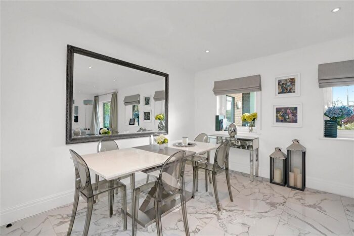 2 Bedroom Flat For Sale In Drayton Gardens, London, SW10
