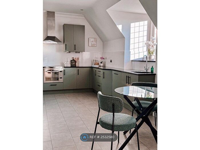 3 Bedroom Flat To Rent In Hatchford Manor, Cobham, KT11