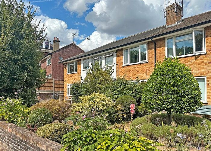 2 Bedroom Flat For Sale In Common Road, Redhill, RH1