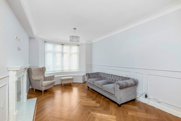 2 Bedroom Flat To Rent In Parkview Court, Fulham High Street, London, SW6