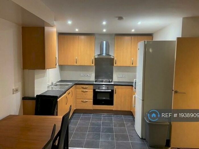 2 Bedroom Flat To Rent In Alexandra Park House, Manchester, M16