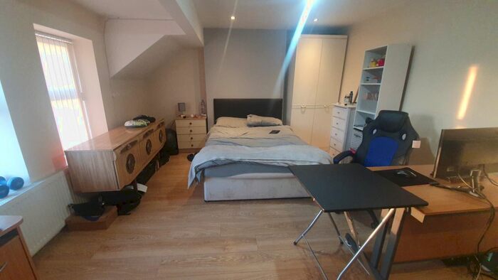 7 Bedroom Semi-Detached House To Rent In Richmond Grove, Manchester, M13