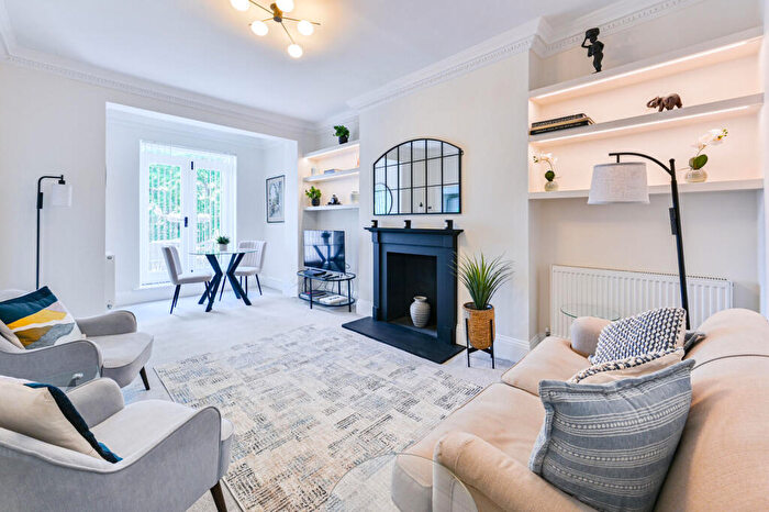 2 Bedroom Flat For Sale In Coleherne Road, Chelsea, London, SW10