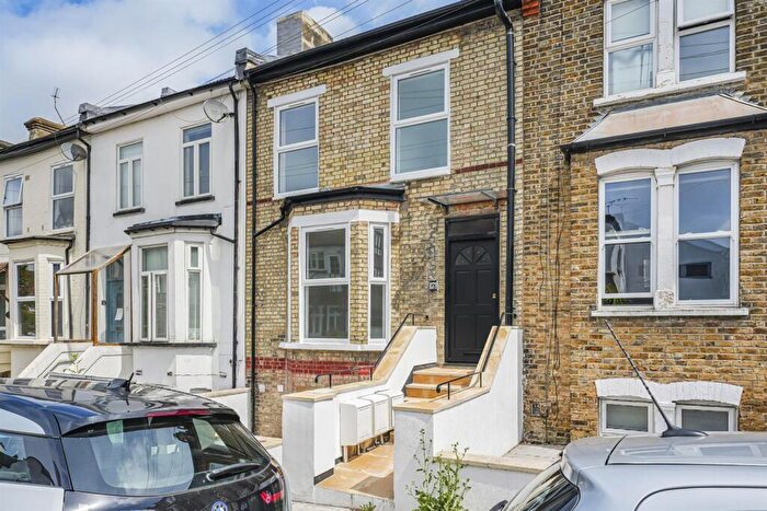 2 Bedroom Apartment For Sale In Gruneisen Road, Finchley, N3