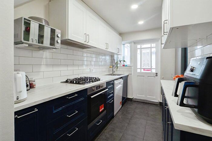 3 Bedroom Terraced House For Sale In Thurncourt Road, Leicester, LE5