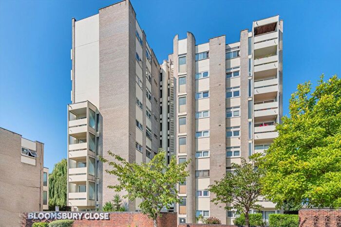 2 Bedroom Flat To Rent In Bloomsbury Close, Ealing, W5