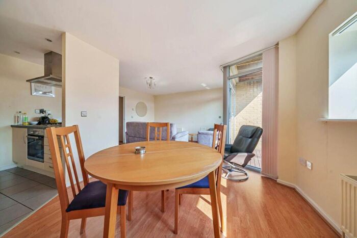 2 Bedroom Flat To Rent In Violet Road, Bow, London, E3