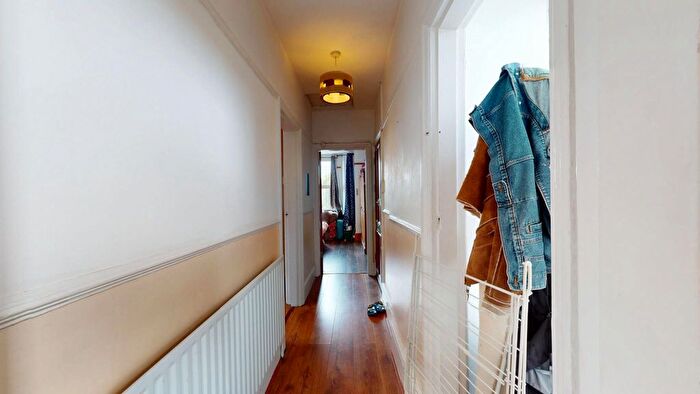 2 Bedroom Cottage To Rent In Point Cottages, Glenfield Road, Ealing, W13