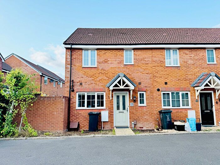 3 Bedroom Semi-Detached House To Rent In Trowbridge Close, Swindon, SN2