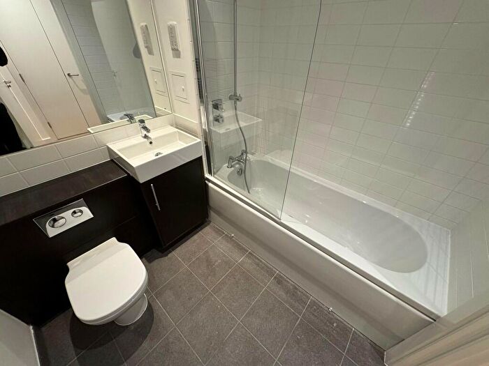 2 Bedroom Apartment To Rent In Garfield Road, Addlestone, Surrey, KT15
