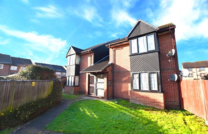 Apartment To Rent In Anthony Road, London, SE25