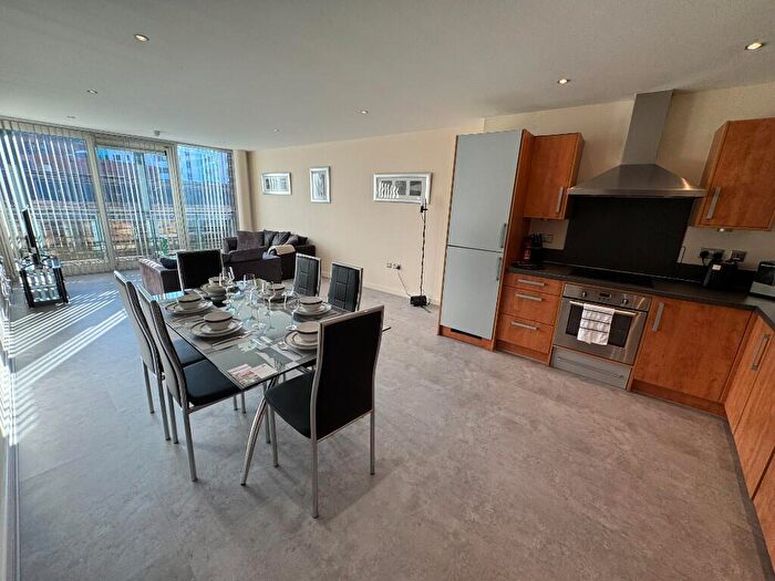 3 Bedroom Apartment To Rent In The Glasshouse, Canal Square, B16