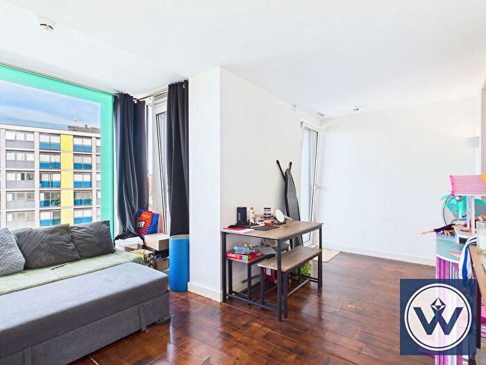 2 Bedroom Flat For Sale In Vantage Building, Station Approach, Hayes, UB3