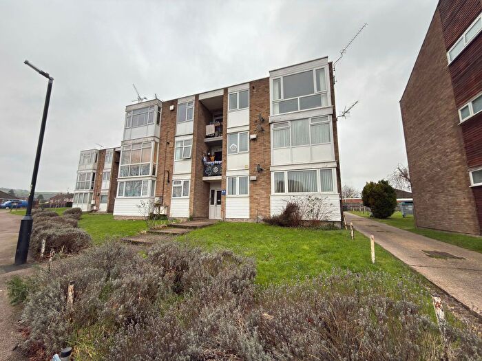 2 Bedroom Flat To Rent In Duncombe Drive, Dunstable, LU5