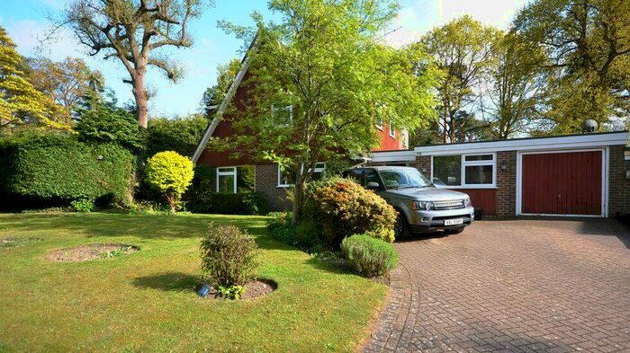 4 Bedroom Detached House To Rent In Linkway, RG45