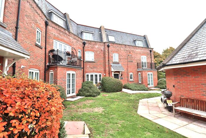 2 Bedroom Apartment For Sale In Great North Road, Hatfield, AL9