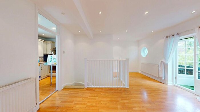 2 Bedroom Maisonette To Rent In Neale Close, Hampstead Garden Suburb, N2