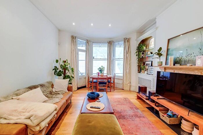 3 Bedroom Flat To Rent In Albert Bridge Road, Battersea Park, London, SW11