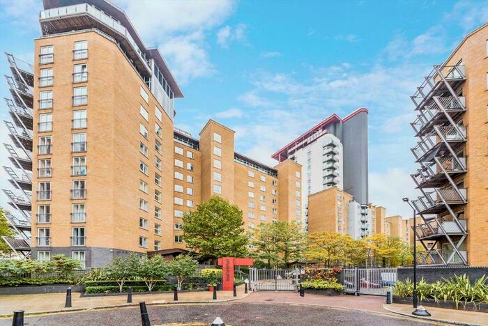2 Bedroom Flat To Rent In Seacon Tower, Hutchin Street, South Quay, Westferry, Canary Wharf, London, E14