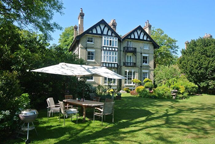2 Bedroom Flat For Sale In Coopers Hill Lane, Englefield Green, Egham, TW20
