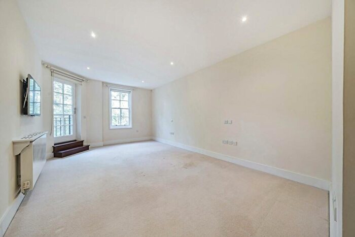 2 Bedroom Flat For Sale In Westerham, Road, BR2